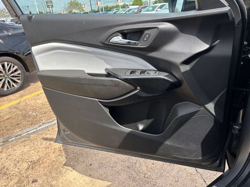 Used 2025 Chevrolet Trax LT FWD image 18