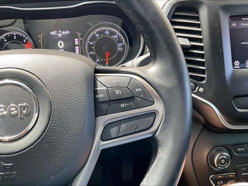 Used 2020 Jeep Cherokee Latitude Plus FWD image 23