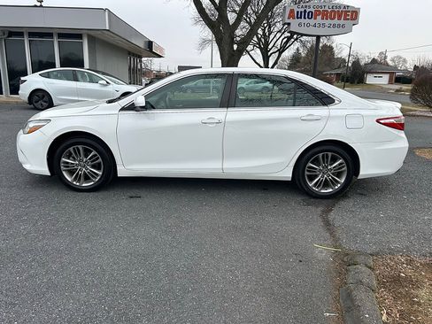 Used 2017 Toyota Camry SE image 4