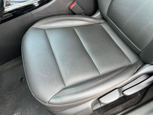 Used 2025 Chevrolet Trax RS w/ Sunroof Package FWD image 9