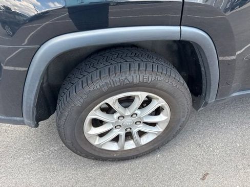 Used 2021 Jeep Grand Cherokee Laredo X AWD/4WD image 23
