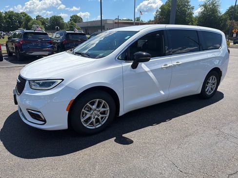 Used 2025 Chrysler Pacifica Select FWD image 7