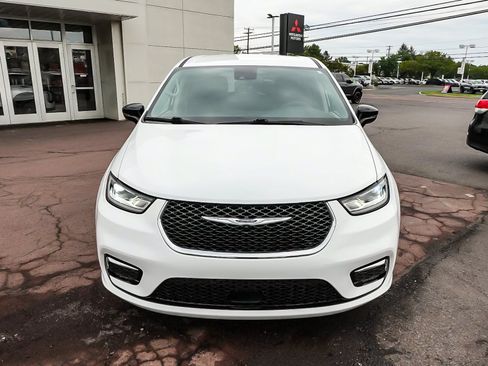 Used 2024 Chrysler Pacifica Limited FWD image 2