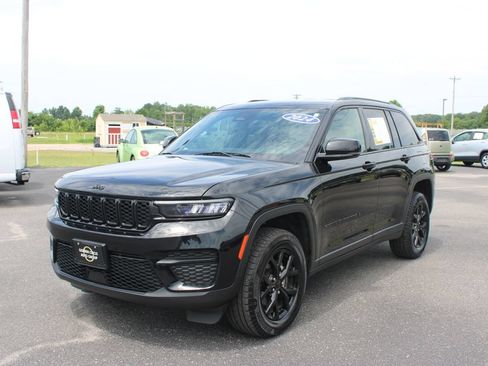 Used 2024 Jeep Grand Cherokee Altitude AWD/4WD image 4