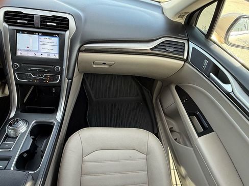 Used 2017 Ford Fusion SE w/ Fusion SE Technology Package image 15