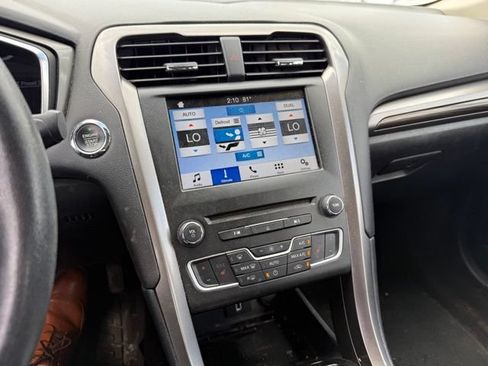 Used 2017 Ford Fusion SE w/ Fusion SE Technology Package AWD/4WD image 9