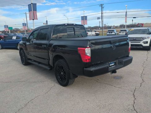 Used 2018 Nissan Titan SV w/ SV Convenience Package image 6