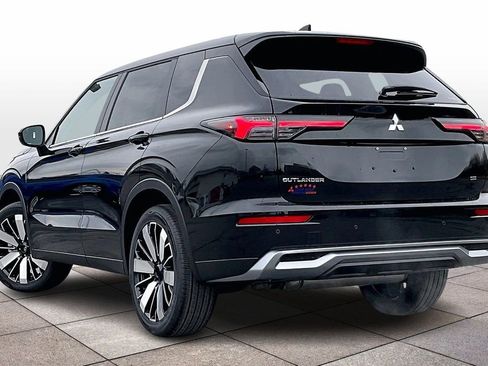 New 2025 Mitsubishi Outlander SE image 3