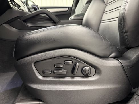 Certified 2023 Porsche Cayenne Platinum Edition image 33