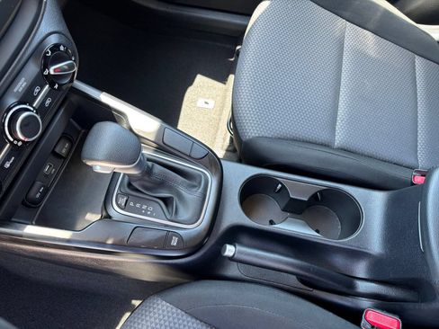Used 2025 Kia Soul LX w/ LX Technology Package FWD image 39