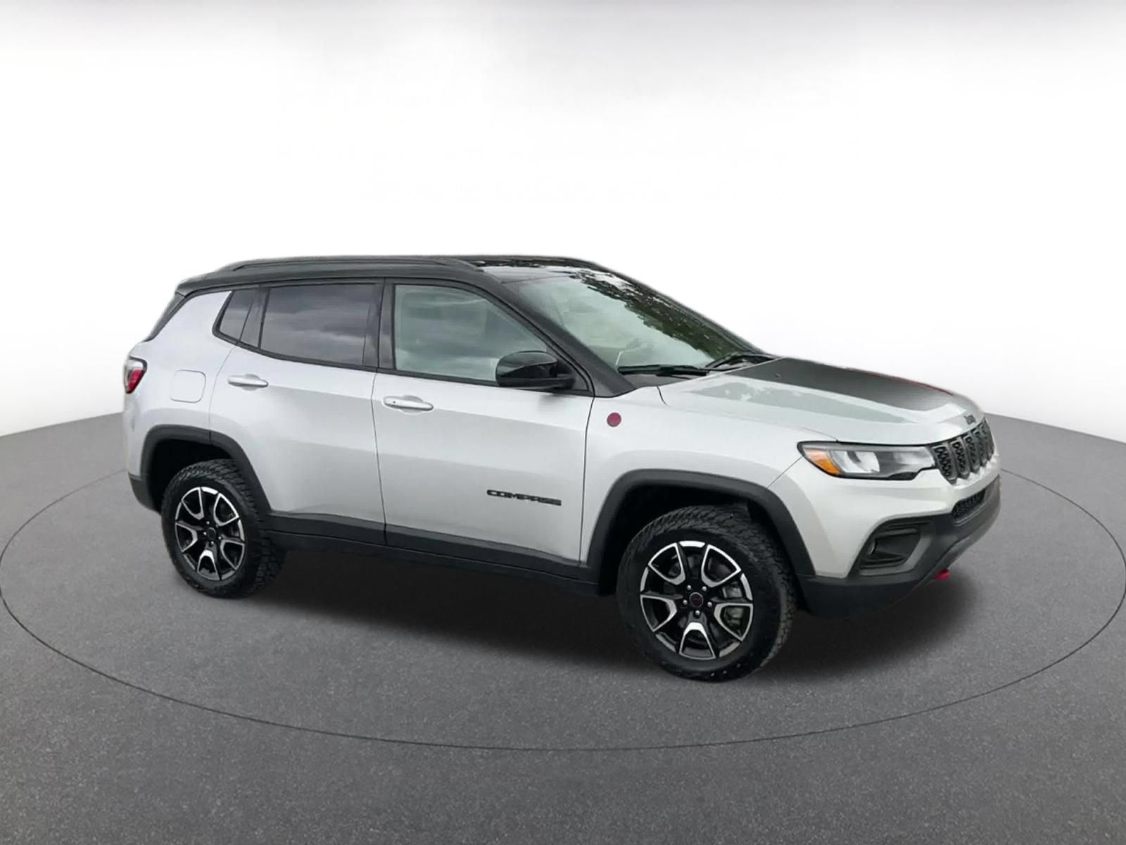 Used 2025 Jeep Compass Trailhawk AWD/4WD image 2