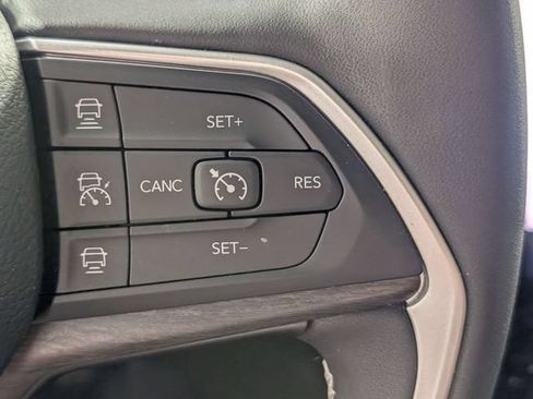 Used 2023 Jeep Grand Cherokee L Limited AWD/4WD image 18