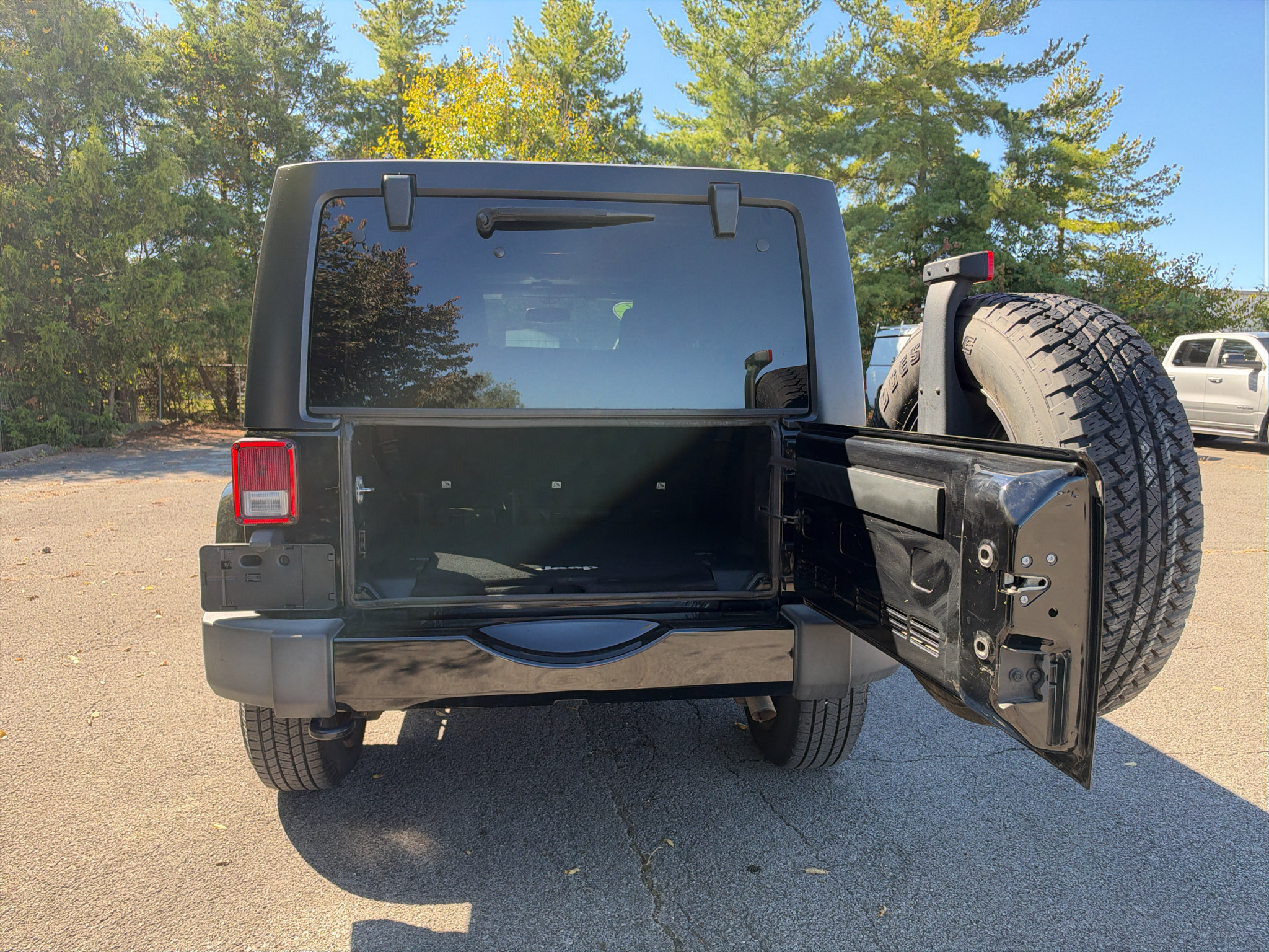 Used 2016 Jeep Wrangler Unlimited Sahara w/ Dual Top Group AWD/4WD image 23