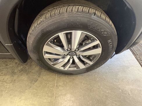 Used 2025 Nissan Pathfinder SL FWD image 12