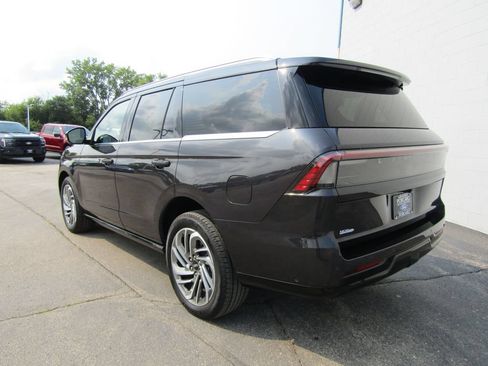 Used 2025 Lincoln Navigator Reserve AWD/4WD image 9