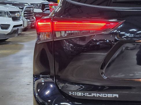 Used 2022 Toyota Highlander XLE FWD image 20