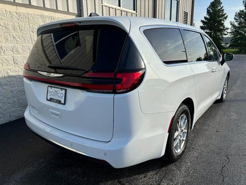 Used 2023 Chrysler Pacifica Touring-L FWD image 3