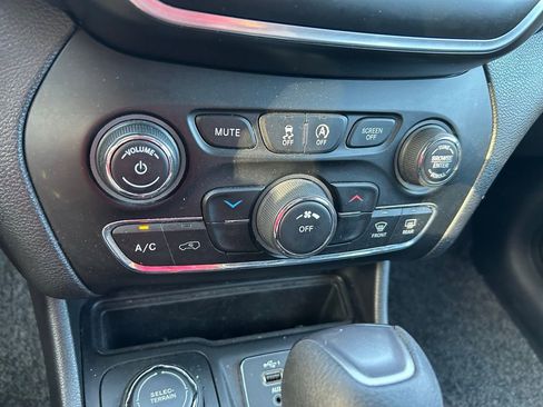 Used 2020 Jeep Cherokee Latitude image 25