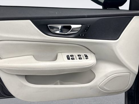 Used 2019 Volvo S60 T6 Momentum w/ Premium Package image 9