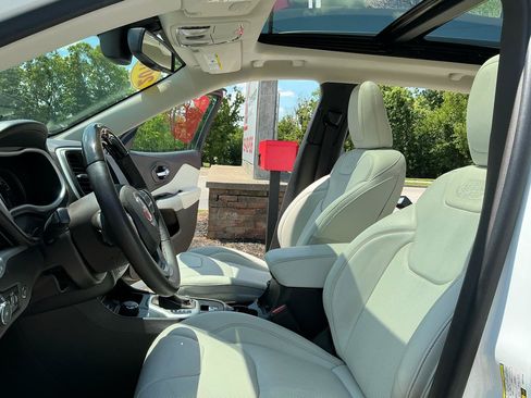 Used 2016 Jeep Cherokee Overland AWD/4WD image 15