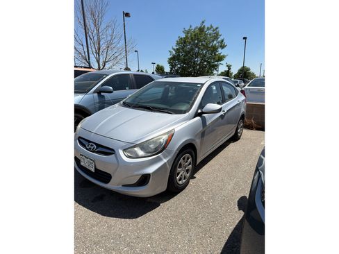 Used 2012 Hyundai Accent GLS FWD image 2