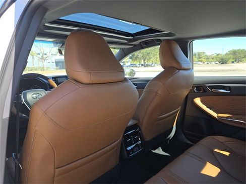 Used 2022 Toyota Avalon Limited image 18