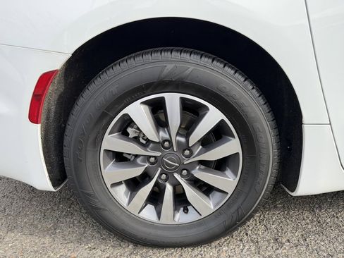 Used 2022 Chrysler Pacifica Touring-L image 10