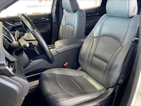 Used 2023 Buick Enclave Essence FWD image 3