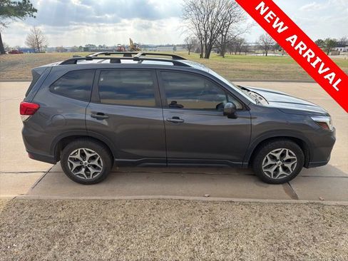 Used 2020 Subaru Forester Premium image 2