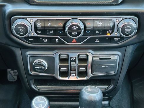 Used 2023 Jeep Gladiator Sport AWD/4WD image 18