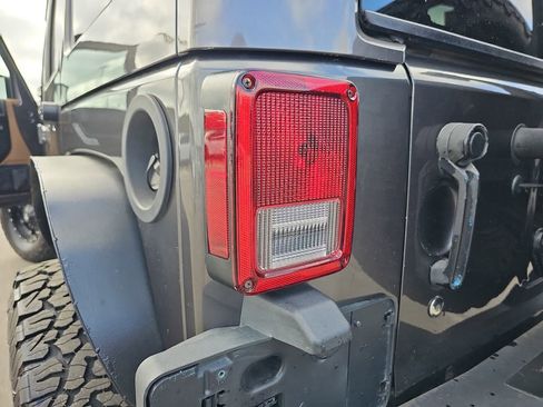 Used 2016 Jeep Wrangler Unlimited Rubicon w/ Connectivity Group image 36