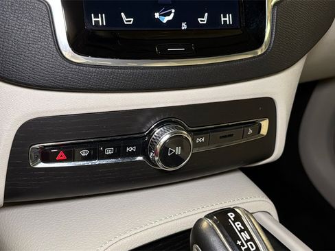 Used 2020 Volvo XC90 T6 Momentum w/ Protection Package Premier image 32