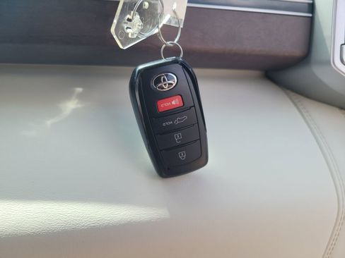 Used 2024 Toyota Sequoia Capstone AWD/4WD image 33