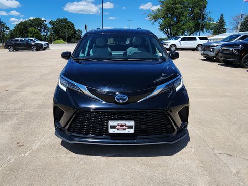 Used 2021 Toyota Sienna XSE w/ XSE Plus Package AWD/4WD image 2