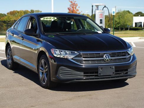Used 2024 Volkswagen Jetta SE image 2