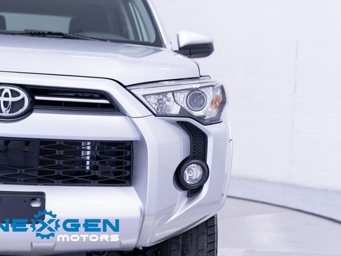 Used 2020 Toyota 4Runner SR5 AWD/4WD image 6