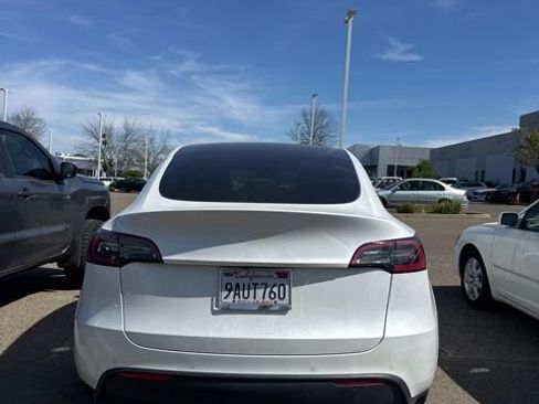 Used 2022 Tesla Model Y Long Range image 9