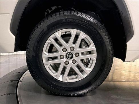 Used 2022 Toyota Tundra SR5 w/ SR5 Convenience Package AWD/4WD image 9