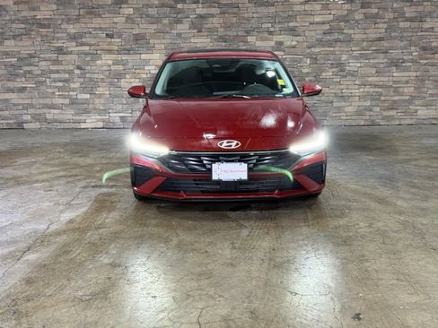 Used 2025 Hyundai Elantra SEL image 2
