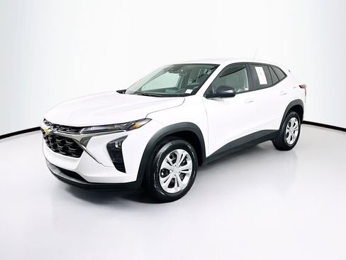 Used 2025 Chevrolet Trax LS image 3