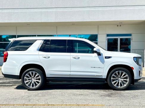 Used 2021 GMC Yukon Denali w/ Denali Premium Package image 3