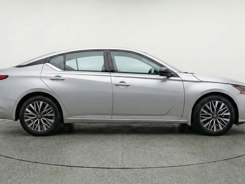 Used 2025 Nissan Altima 2.5 SV image 11