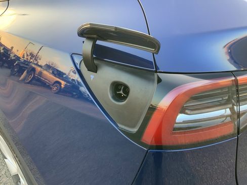 Used 2024 Tesla Model Y Long Range image 9