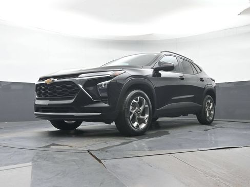 Used 2025 Chevrolet Trax LT FWD image 28