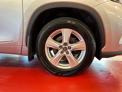 Used 2023 Toyota Highlander LE FWD image 29