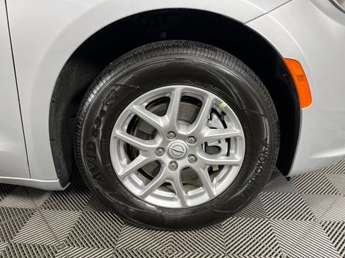 Used 2026 Chrysler Pacifica Select image 9