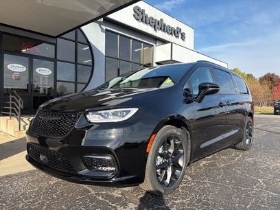 New 2026 Chrysler Pacifica Select w/ S Appearance Package