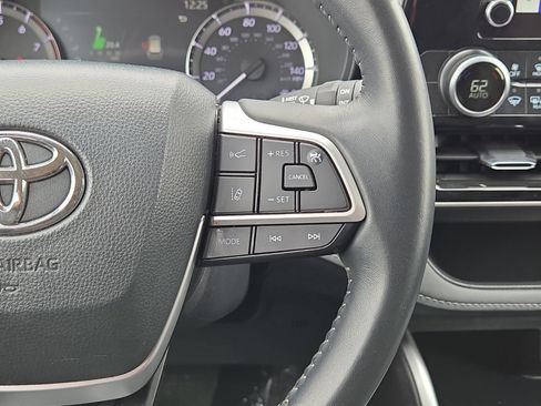 Used 2025 Toyota Highlander LE FWD image 21