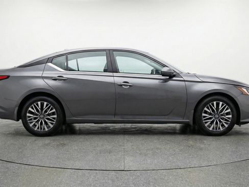 Used 2025 Nissan Altima 2.5 SV FWD image 11