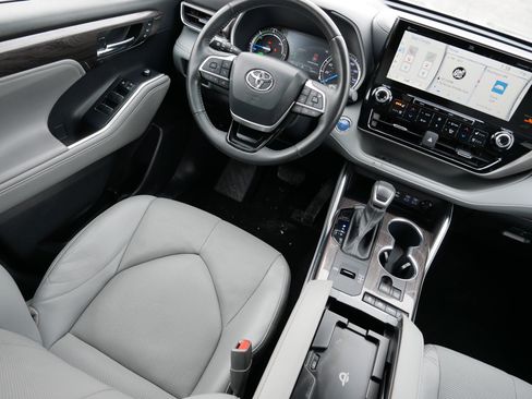 Used 2022 Toyota Highlander Limited image 9
